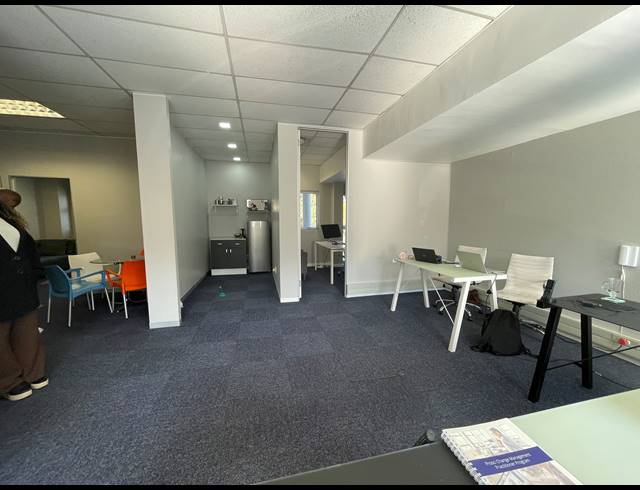 128M² OFFICE TO LET IN LYME PARK